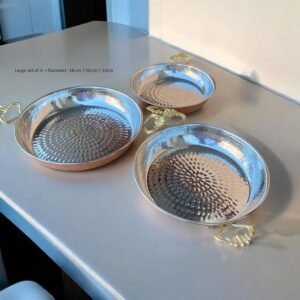 une poêle en laiton