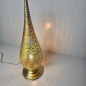 Lampe élégante en laiton, en forme de larme, ajourée à la main, d'inspiration marocaine, pour une ambiance chaleureuse et magique. Fabrication artisanale marocaine. Envoyer des commentaires Panneaux latéraux Historique Enregistrées Appuyer sur Tabulation pour les actions
